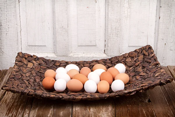 Huevos en una cesta —  Fotos de Stock