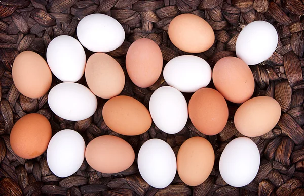 Close-up van eieren in een mand — Stockfoto