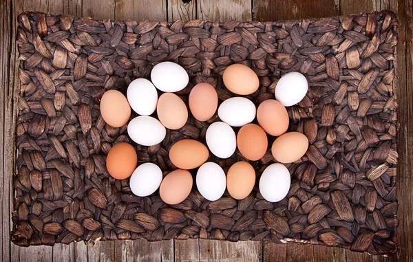 Huevos en una cesta —  Fotos de Stock