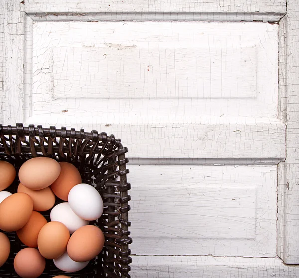 Huevos marrones en una cesta —  Fotos de Stock