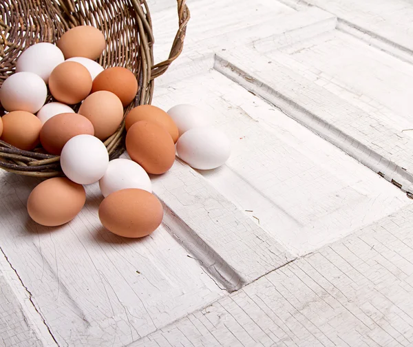 Bir sepet dışarı dökülmesini kahverengi yumurta — Stok fotoğraf