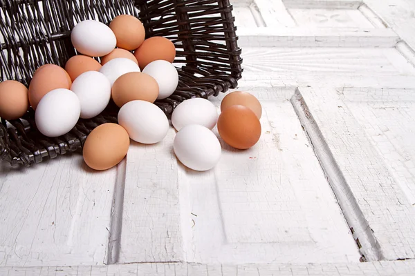Huevos marrones que se derraman de una cesta —  Fotos de Stock