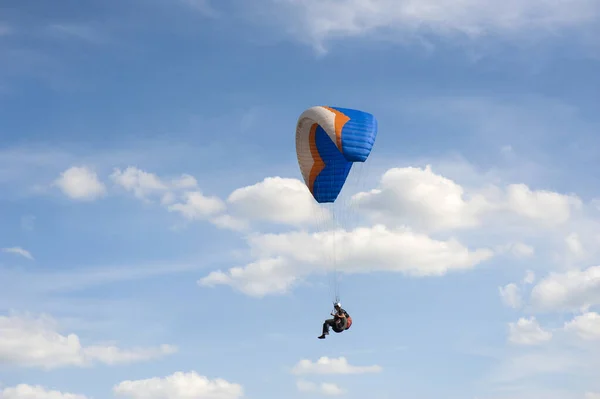 Sozinho Parapente Voando Céu Azul Contra Fundo Das Nuvens Parapente — Fotografia de Stock