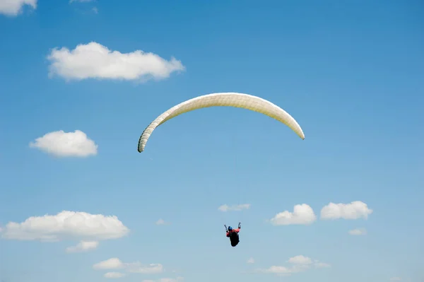 Solo Parapente Blanco Volando Cielo Azul Sobre Fondo Las Nubes —  Fotos de Stock