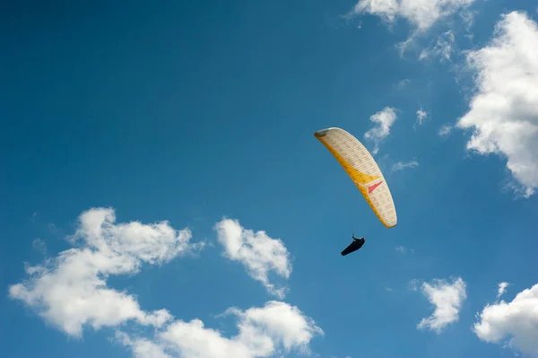 Sám Bílý Paraglidista Letící Modré Obloze Pozadí Mraků Paragliding Sky — Stock fotografie