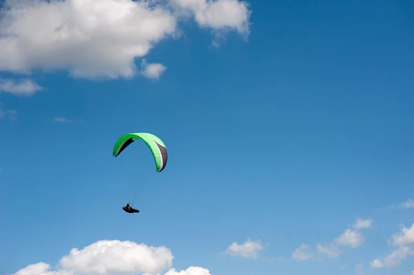 Sozinho Parapente Verde Voando Céu Azul Contra Fundo Das Nuvens — Fotografia de Stock