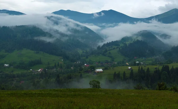 Kabut Dan Hujan Pegunungan Carpathian Desa Pegunungan Dzembronya Pegunungan Carpathia — Stok Foto