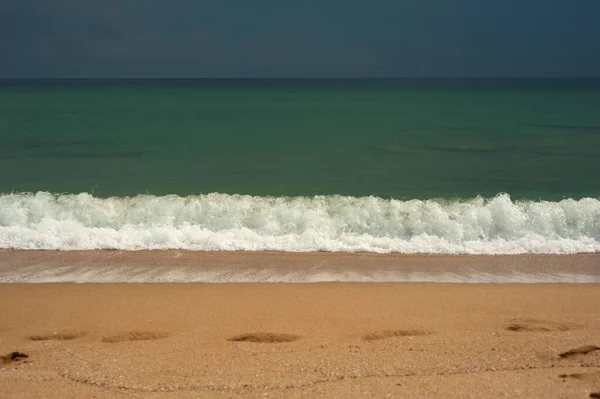 Kristalheldere Smaragdgroene Zee Met Goudkleurig Zandstrand Strand Zeegebied Natuurlijk Mooi — Stockfoto
