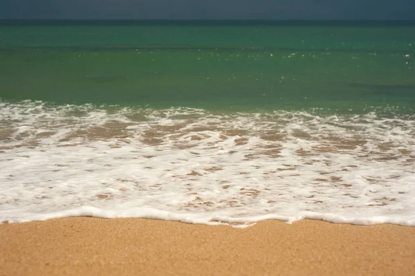 Mar Verde Esmeralda Cristalina Con Playa Arena Dorada Playa Zona —  Fotos de Stock