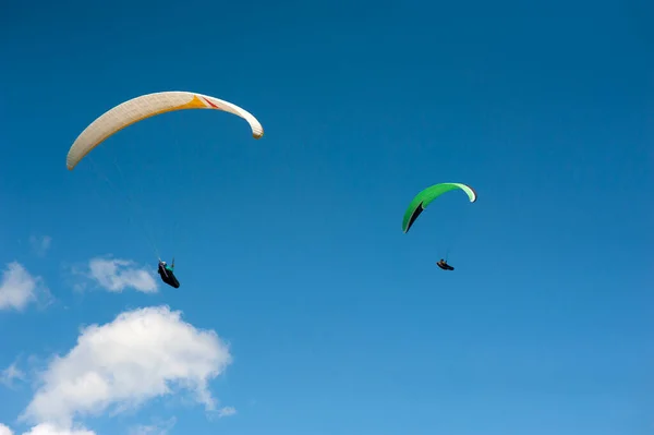 Dva Kluzáky Létání Modré Obloze Pozadí Mraků Paragliding Obloze Slunečného — Stock fotografie