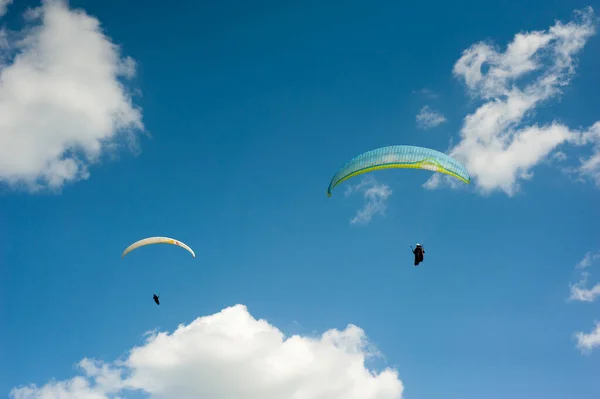 Dva Kluzáky Létání Modré Obloze Pozadí Mraků Paragliding Obloze Slunečného — Stock fotografie