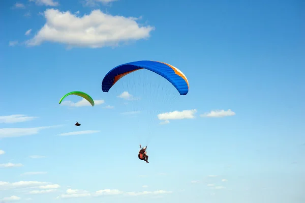 Dos Parapentes Volando Cielo Azul Sobre Fondo Las Nubes Parapente —  Fotos de Stock