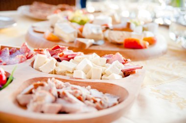 Geç Öğle akşam üzerine salam, peynir ve salam meze