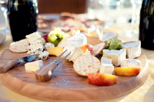 Different types of cheese and grapes as appetizer — Stock Photo, Image