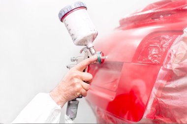 otomatik mühendisi paiting modern araba özel kulübesinde bir kırmızı boya