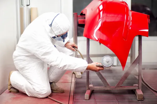 Auto mechanic schilderij met spuitpistool bumper van de auto — Stockfoto