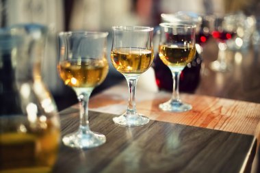 elbise kokteyl başabaş gözlüklü zarif şarap türleri