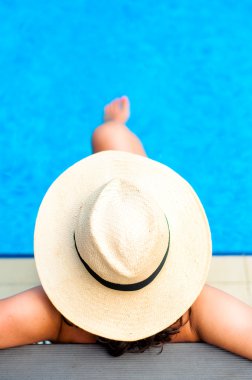 plaj rahatlatıcı şapka egzotik Resort havuz kenarında olan kadın