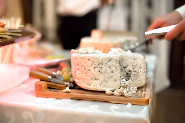 Various types of cheese as appetisers at dinner cocktail dress p — Stock Photo, Image