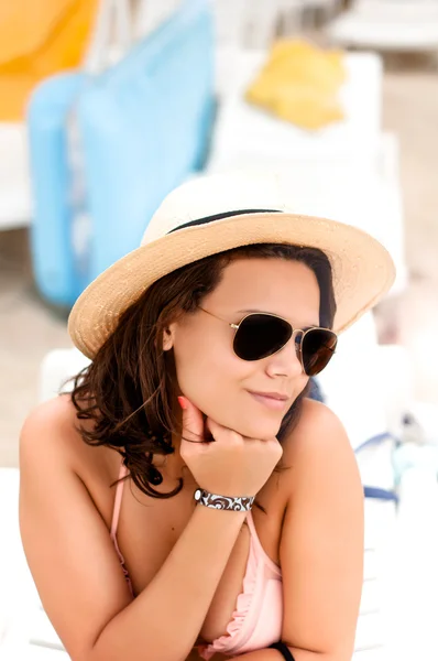 Женщина в шляпе веселится во время летних каникул на пляже — стоковое фото