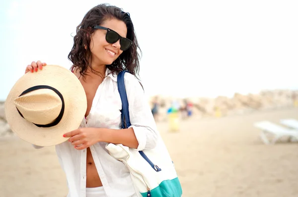 Mujer sexy en la playa sonriendo y disfrutando de un día soleado —  Fotos de Stock