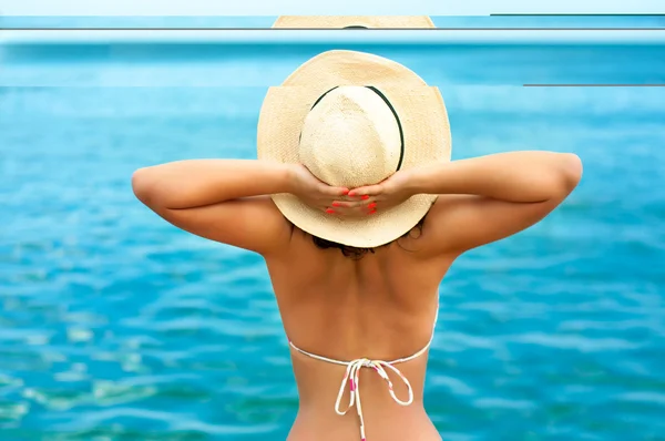 Mujer feliz disfrutando del sol en la playa junto al mar con sombrero en verano —  Fotos de Stock