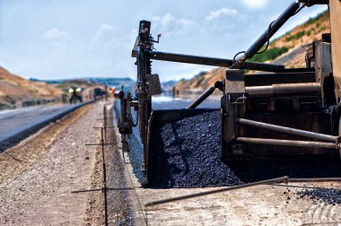 Sanayi asfalt finişer makine otoyol çalışan işçi