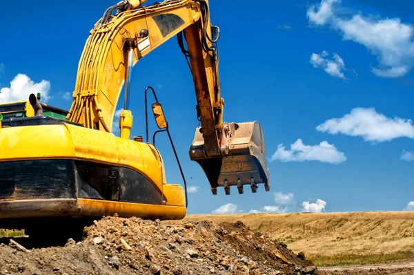 Yellow, heavy duty excavator moving soil — Stock Photo, Image