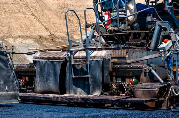 Ingeniero calificado operando máquina pavimentadora de asfalto — Foto de Stock