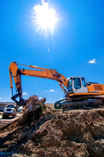 Industrial heavy duty excavator moving earth and soil — Stock Photo, Image