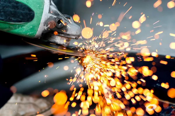 Professionele welder, werknemer snijden metaal met grinder — Stockfoto