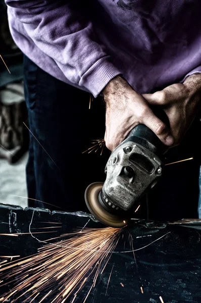 Pracownik fabryki, przy użyciu małej szlifierki do cięcia metalu — Zdjęcie stockowe