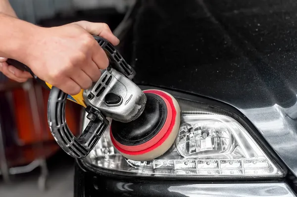 Scheinwerferreinigung mit Strompuffermaschine beim Autoservice — Stockfoto