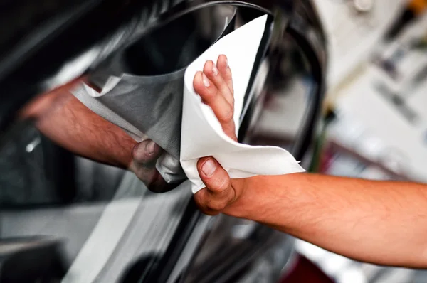 Auto coche trabajador y mecánico de limpieza de una ventana de coches — Foto de Stock