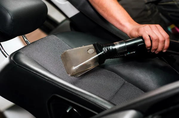 Auto car service cleaning the drivers seat, cleaning and vacuuming leather — Stock Image Auto car service cleaning the drivers seat, cleaning and vacuuming leather Stock Picture