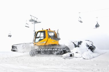 dağ Kayak yamacı hazırlıkları için kırmızı ratrac makine