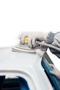 vücut boyama için bir yarış arabasının prepairing makinist