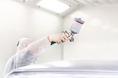 alt boya sprey tabancası kullanarak özel kulübesinde bir araba boyama için