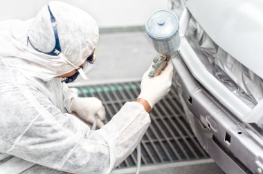 auto makinist mühendis özel kulübesinde gri bir araba boyama