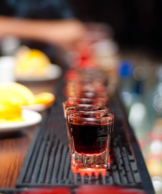 Alkollü içecekler vurdu, ham üzerinde bar