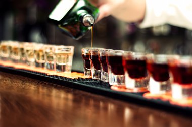 Barmen alkollü içki küçük gözlük içine dökülen açık bar