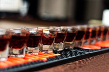 kırmızı, güçlü alkollü içki küçük bardaklarda üzerinde bar