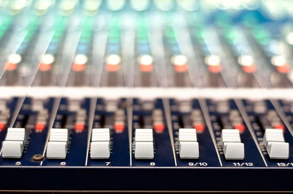 Close-up van de muziek bepaalt knoppen voor studio mixer — Stockfoto