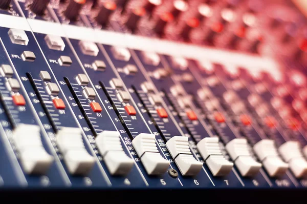 Close-up van muziek mixer in audio studio — Stockfoto