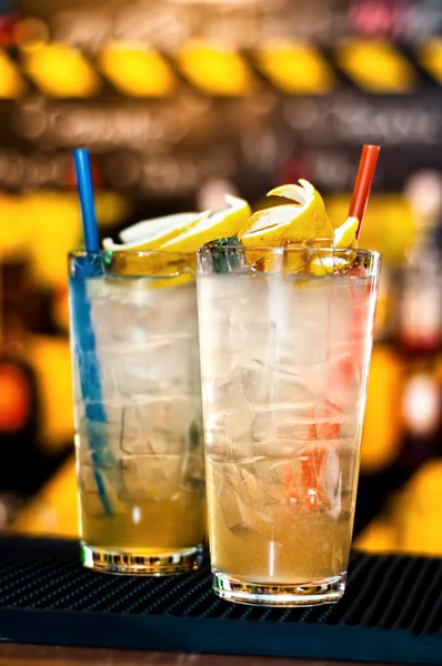 Colorful cocktails drinks served in a nightclub — Stock Photo, Image