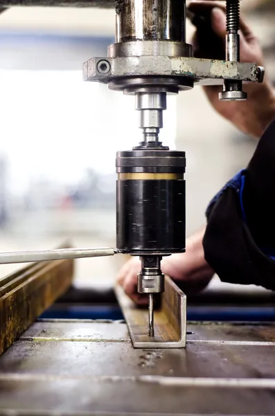 Ingeniero industrial que utiliza una máquina perforadora mecánica en un factor — Foto de Stock