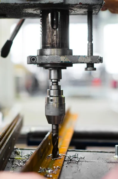 Engenheiro industrial usando uma máquina de broca mecânica — Fotografia de Stock