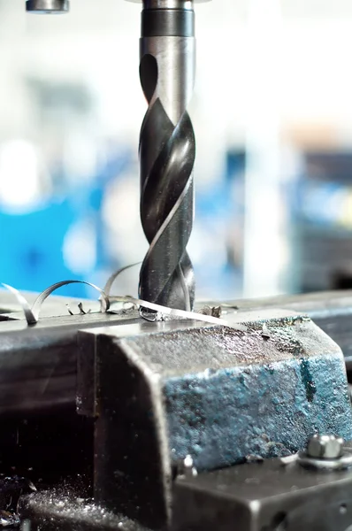 Mechanic boor een gat te maken in een metalen vergadering — Stockfoto