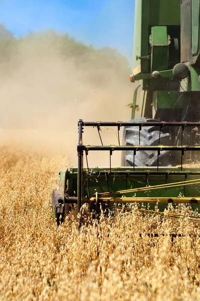 Combinare macchine per la raccolta del grano dai campi — Foto Stock