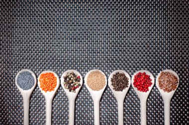 haşhaş tohumu, biber ve hardal tohumu ile sıcak ve renkli baharat karışımı